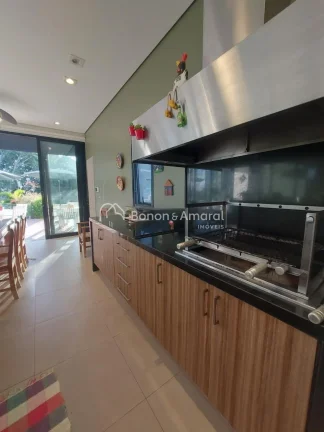 Imagem Encante-se com esta belíssima residência de 295,84m² de construção, projetada para oferecer con...