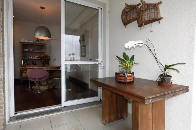 Imagem Apartamentos com terraço gourmet com piso em madeira de demiloção, living para 03 ambientes, 03 s...