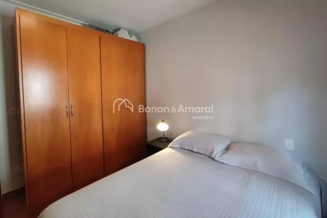 Imagem Localizada em Campinas, esta casa em condomínio oferece uma experiência única de conforto e conve...