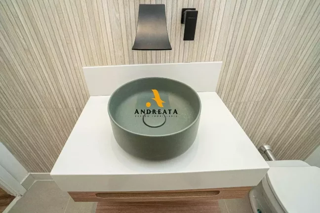 Imagem Apartamento espaçoso com 130m²; 4 quartos, sendo 1 suíte; 2 banheiros, 1 lavabo e um banheiro de serviço.