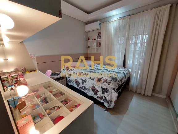 Imagem Lindo sobrado, totalmente averbado, com muito espaço e charme, sua área privativa de 175m² em um ...