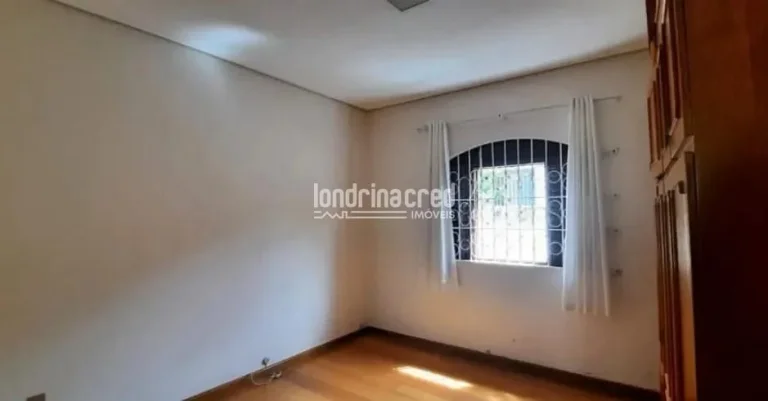 Imagem Casa no Centro de Londrina com amplo terreno de 562m², galpão nos fundos, quintal coberto e árvores frutíferas: fruta do conde, graviola e jabuticabeira.