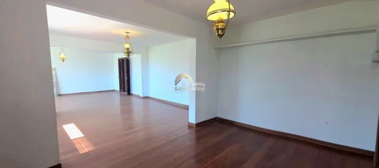 Imagem Um por andar, hall privativo e varanda com fechamento de vidro. Andar alto, vista livre para mar e