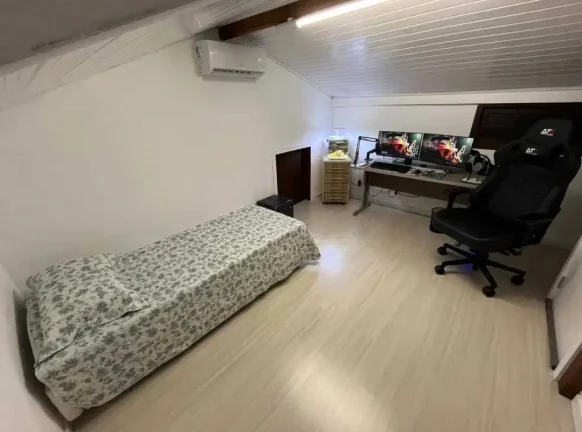 Imagem Sobrado com 3 dormitórios sendo 1 suíte e 1 vaga de garagem em Balneário Camboriú/SC