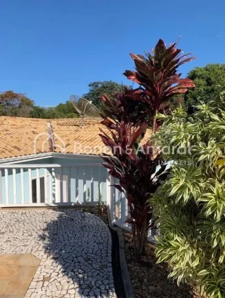 Imagem Esta encantadora residência de estilo provençal francês está situada no Condomínio Moinho dos V...