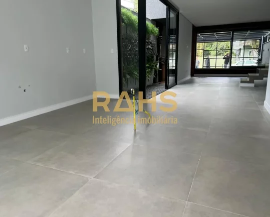 Imagem Lindo geminado de alto padrão no Condomínio Santos Dumont Este imóvel é para você, que busca um...