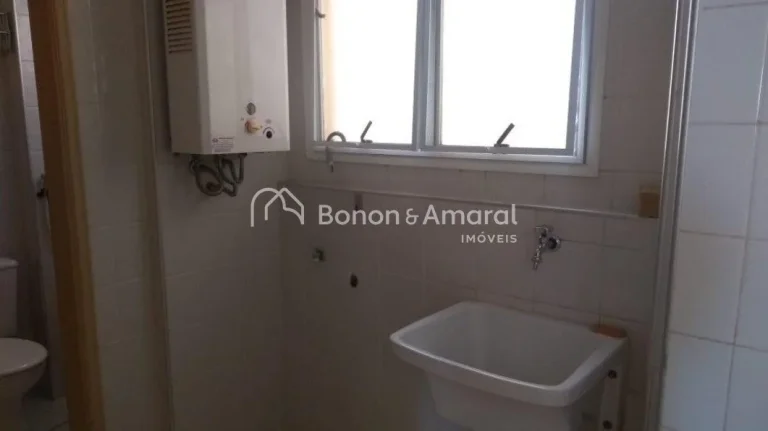 Imagem Charmoso e funcional, este apartamento oferece três dormitórios, sendo uma suíte, todos com armá...