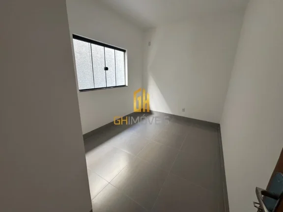 Imagem A casa possui:

- Sala;
- 3 quartos, sendo 1 suíte; 
- 2 banheiros, sendo 1 suíte e 1 banheiro soc...