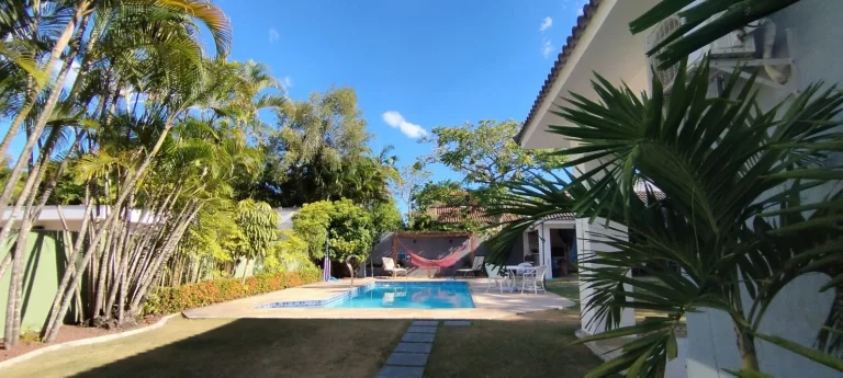 Casa em Condomínio Novo Leblon, em terreno de 1000 m², 6 suítes, jardins, piscina, área gourmet com churrasqueira.