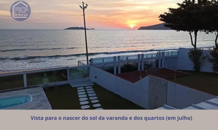 Imagem Casa com 4 dormitórios frente mar!