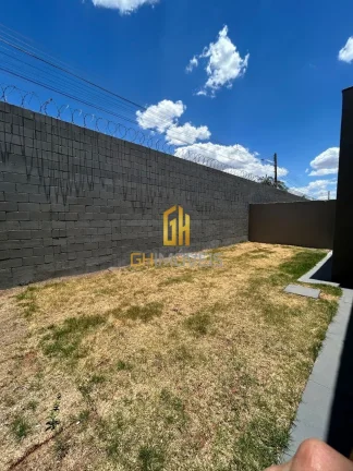 Imagem A casa possui 

3 quartos,
1 suíte,
2 quartos
Sala de estar, 
Sala de jantar, 
Banheiro, 
Cozinha
Q...