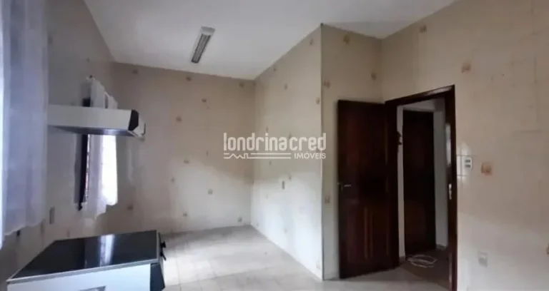 Imagem Casa no Centro de Londrina com amplo terreno de 562m², galpão nos fundos, quintal coberto e árvores frutíferas: fruta do conde, graviola e jabuticabeira.