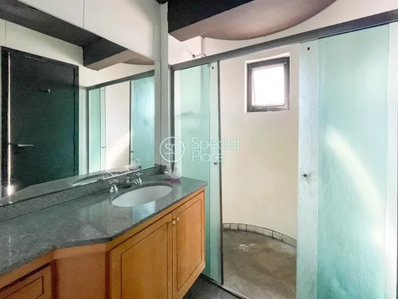 Imagem Apartamento enorme. São 215m2 de área útil, 3 dormitórios ( 3 suítes ) e 4 vagas na garagem. Li...