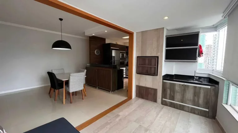 Imagem Apartamento com 2 dormitórios sendo 1 suíte e 2 vagas de garagem no Centro de Balneário Camboriú/SC