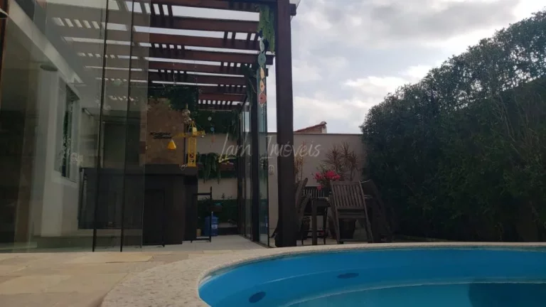 Imagem Residência Colonial de Luxo com Piscina e Espaço para Jogos Imagem Residência Colonial de Luxo com Piscina e Espaço para Jogos