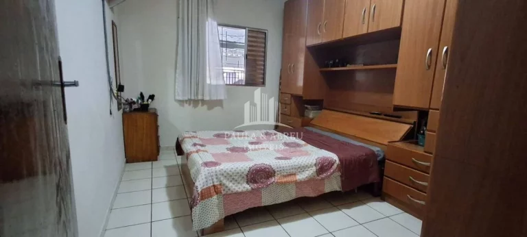 Imagem Casa Térrea 125m², 3 Dormitórios, 1 Banheiro, 1 Lavabo, 2 Vagas, Churrasqueira, Cômodo de depósito na Vila Bela Vista, Santo André