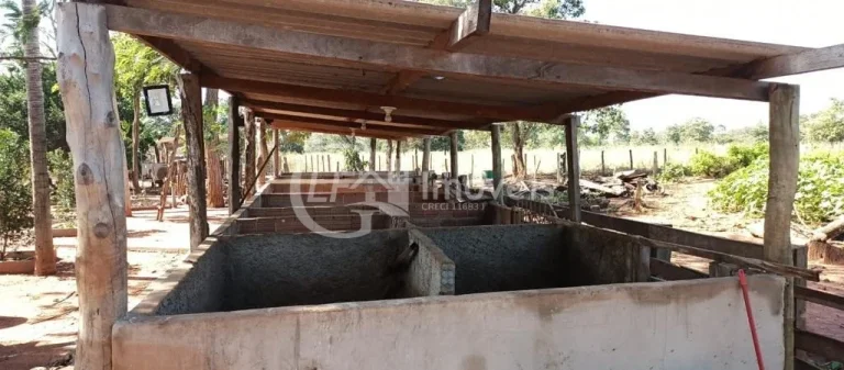 Imagem Chácara à venda em Terenos-MS, Zona Rural: 5 quartos, 1 suíte, 2 salas, 3 banheiros, 180m² de área!