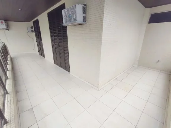 Imagem AMPLO APARTAMENTO COM 4 DORMITÓRIOS, SENDO 2 SUÍTES E O 4º DORMITÓRIO OPCIONAL, 2 VAGAS, VARANDA ESTENDIDA, NA REGIÃO NOBRE DA PITANGUEIRAS NO GUARUJÁ