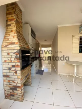 Imagem Casa com entrada paisagistica e area de lazer completa.