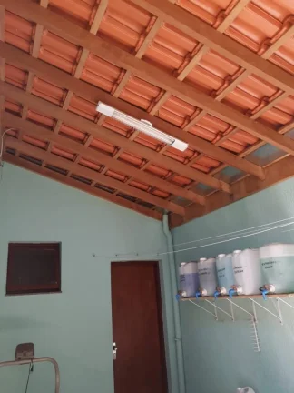 Imagem A casa tem uma garagem para dois carros, sendo um portão automático e o outro comum. Tem sala, coz...