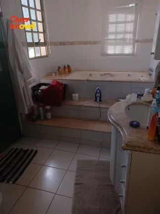 Imagem Impecável casa em condomínio à venda em Ribeirão Preto-SP, no Royal Park, com 3 suítes, 3 vagas e 480m². Venha conhecer!