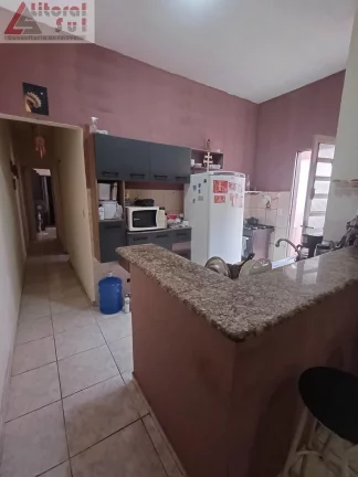 Imagem Imperdível! Casa à venda em Praia Grande-SP, bairro Tupi. 2 quartos, 1 sala, 2 banheiros, 1 vaga de garagem. Agende sua visita!