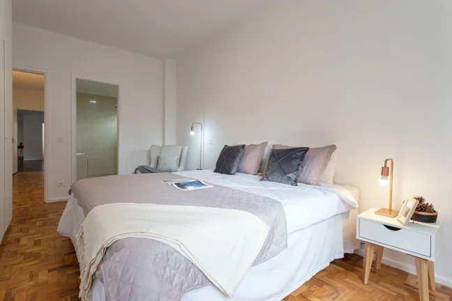 Imagem Apartamento 187M² Reformado, 3Q, 1 Suíte, 2 Banheiros, 2 Vagas, Lavabo, Sol da Manhã, Portaria 24h, Academia, Salão de Festas.