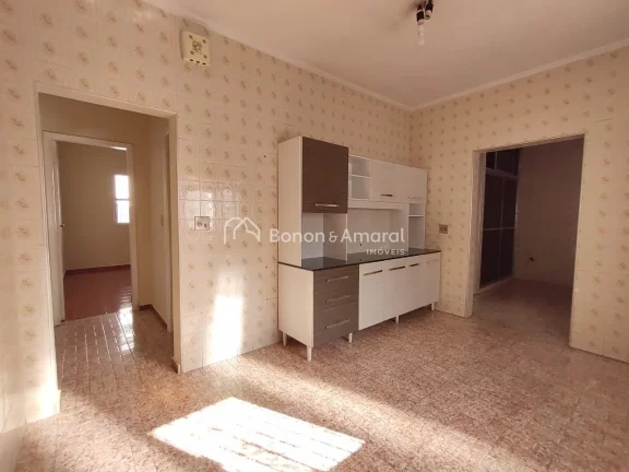 Imagem Casa da frente com 2 dormitórios com armários embutidos, banheiro social, sala com varanda integra...