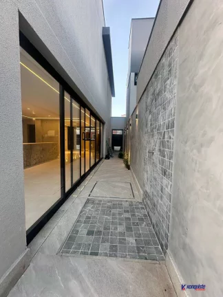 Imagem VENDO CASA 4/4 REFORMADA CONDOMÍNIO-SIM