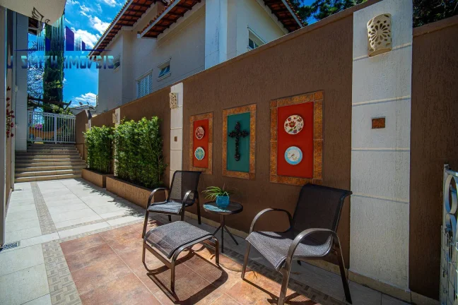 Imagem Casa com 4 dormitórios, sendo 4 suítes para venda - Granja Viana (no miolo)