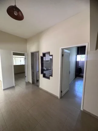 Imagem Casa linear no primeiro pavimento composta de 3 quartos sendo uma suíte reformada piso em porcelanato em excelente localização no centro de Alegre ES.