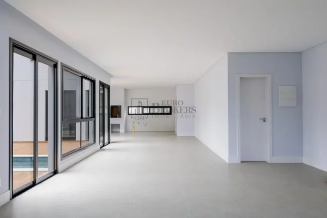 Imagem Casa com 4 suítes e 4 vagas à venda no condomínio Caledônia em Camboriú/SC