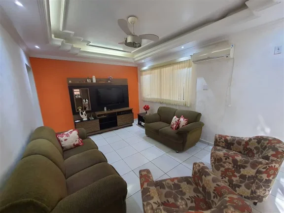 Imagem Casa dormitórios com ampla garagem na Vila Tupi em Praia Grande
