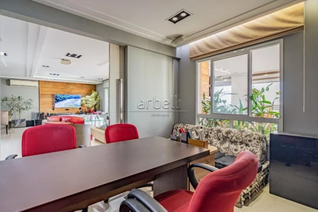 Imagem Apartamento com 206 M², 4 dormitórios sendo 3 suítes com varanda na suíte do casal, elevador soc...