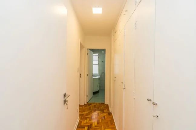 Imagem Apartamento 145M² Reformado, 3Q, 1 Suíte, 2 Banheiros, 1 Vaga, Sol da Manhã, Portaria 24h, Playground.