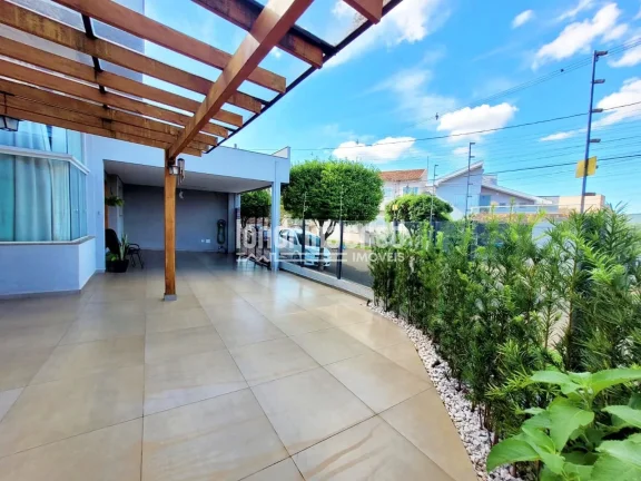 Imagem Excelente Casa no Jardim Coliseu com 3 Dormitórios (1 Suíte), 3 Vagas, 140m² de Construção em Terreno de 203m² – Aceita Financiamento! Aproveite!