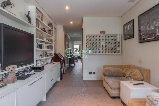 Imagem Essa casa possui cinco dormitórios, sendo quatro suítes, hall, lavabo, sala de jantar, sala de TV ...