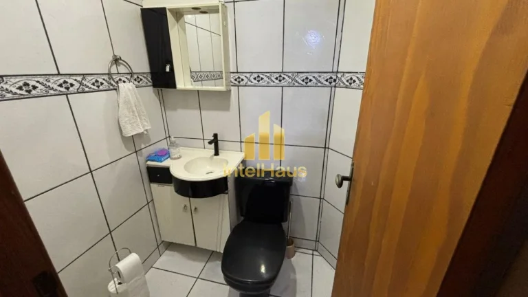 Imagem Excelente oportunidade para quem busca espaço ou potencial de renda com locação. Localizado na Ru...