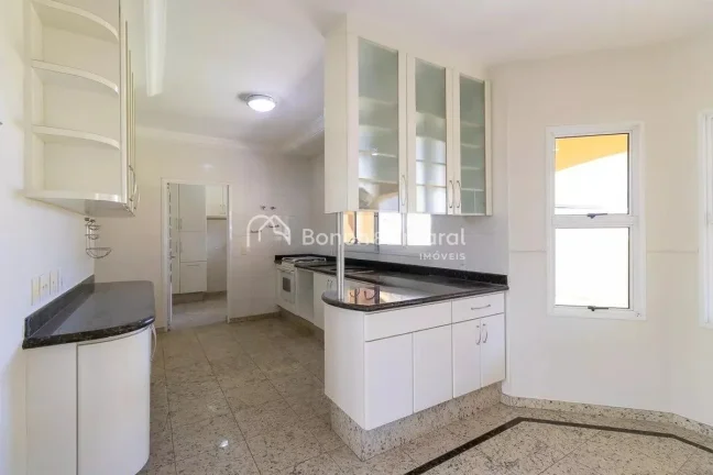 Imagem Linda e espaçosa casa no Alphaville Campinas, com área construída de 330 m². A residência possu...