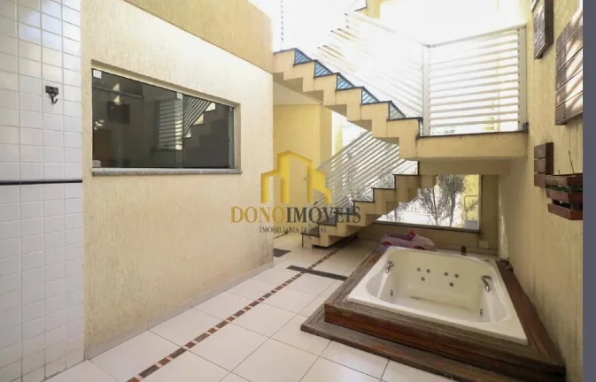 Imagem Sobrado amplo com 215 m², 3 dormitórios, Bairro Ceramica, SCS