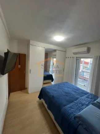 Imagem Sobrado com corredor lateral, 3 dormitÃ³rios, sendo 1 suÃ­te, pisos em madeira, sacada, rico em armÃ...