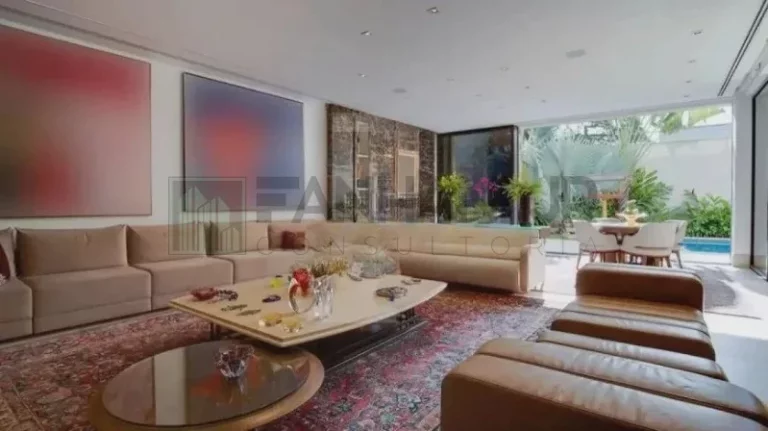 Imagem Descubra a verdadeira definição de luxo e sofisticação nesta deslumbrante casa no condomínio fechado do Jardim Europa. Com uma construção impecável de