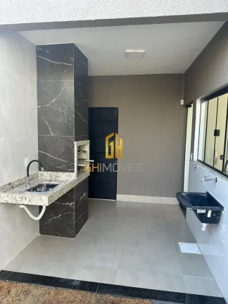 Imagem A casa possui 

- 3 quartos sendo 1 suíte 
- Sala 
- Cozinha 
- Banheiro social 
- Área Gurmet 
- ...