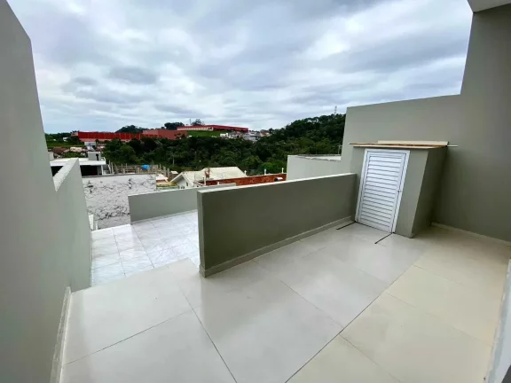 Imagem Casa com 3 dormitórios sendo 1 suíte e 2 vagas de garagem em Brusque