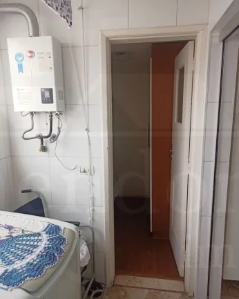 Imagem Apartamento com living para 02 ambientes, piso de tacos, dormitórios com armários, closet, banheir...