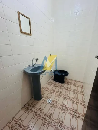 Imagem Casa térrea ampla com quintal gramado em localização estratégica.