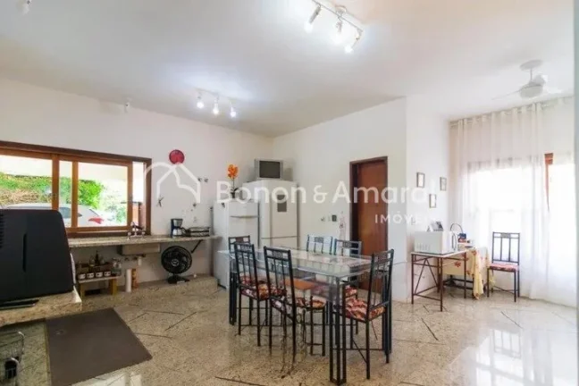 Imagem Linda e espaçosa casa com área construída de 600 m² em um terreno de 1.056 m². A residência, m...