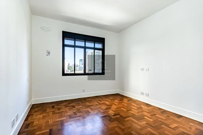 Imagem Apartamento Reformadíssimo com 3 suites 1 vaga prox Metro