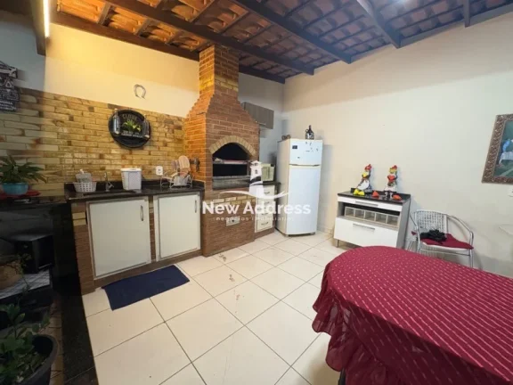 Imagem No Jockey, duas casas em um só imóvel com área gourmet: more com a família, alugue ou transforme em duplex. Comércio e serviços a poucos passos.