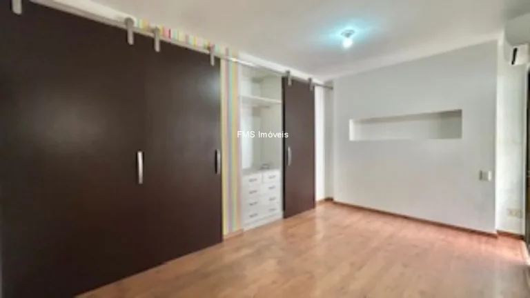 Imagem Imperdível oportunidade em Moema: Apartamento de 3 quartos com suíte, 131m² e 2 vagas de garagem à venda em São Paulo-SP!